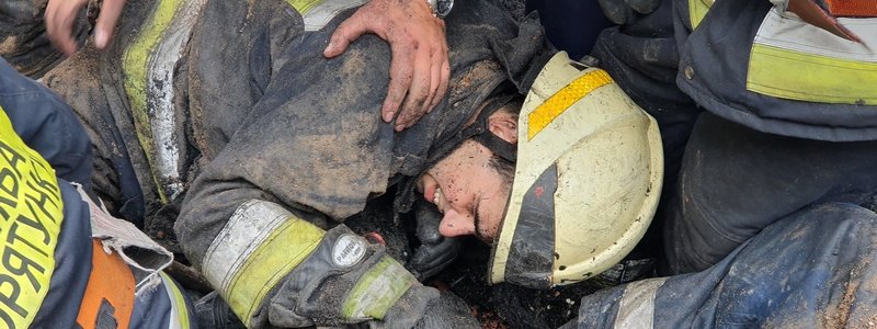 Как себя чувствуют спасатели, на которых рухнула крыша на пожаре в Днепре