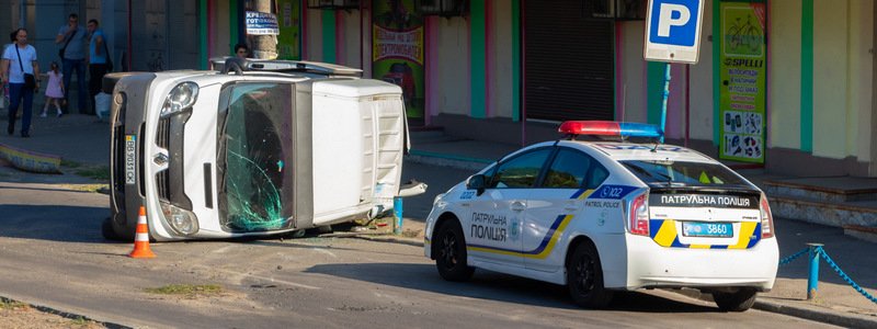 В Днепре от удара с Daewoo Renault перевернулся: двоих забрала скорая