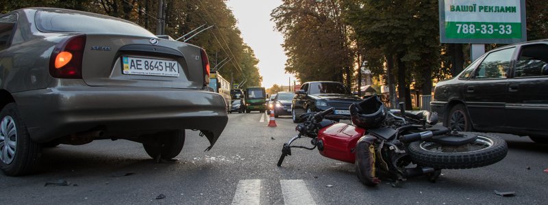 В Днепре на Титова столкнулись Daewoo и мотоцикл: мужчину забрала скорая