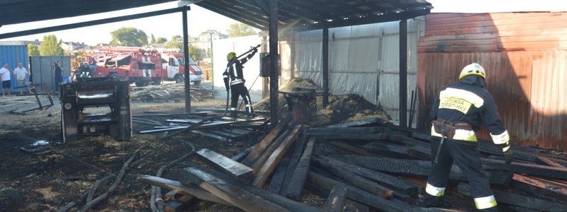 В Днепре на Мануйловском проспекте горели ангары: дым окутал соседние улицы