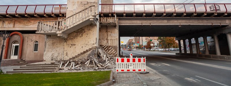 В Днепре разрушили ступени, ведущие к Новому мосту