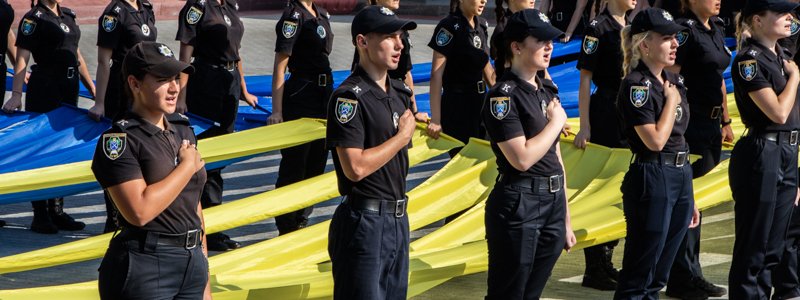 В Днепре будущие полицейские показали масштабный флешмоб ко Дню Флага