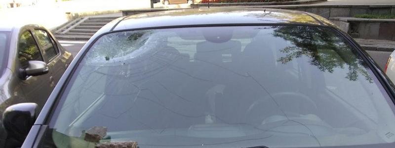 В Днепре кусок фасада разбил стекло припаркованному Nissan