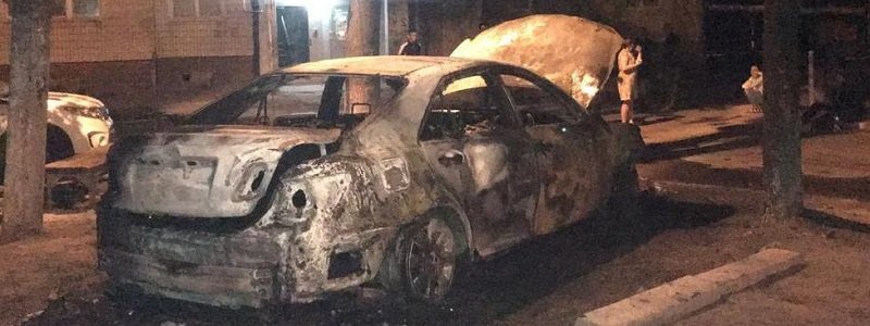 В Днепре на Тополе ночью дотла сгорела Toyota Camry
