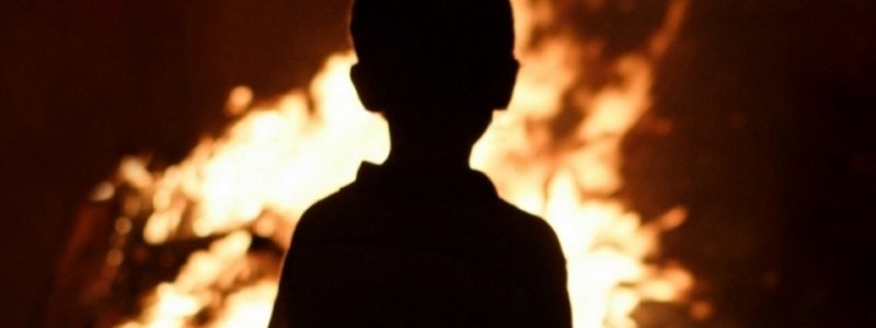 В Днепре 8-летнего ребенка облили горючим и подожгли