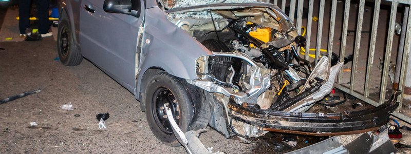В Днепре на Набережной столкнулись Chevrolet и BMW: погибшего водителя вырезали спасатели