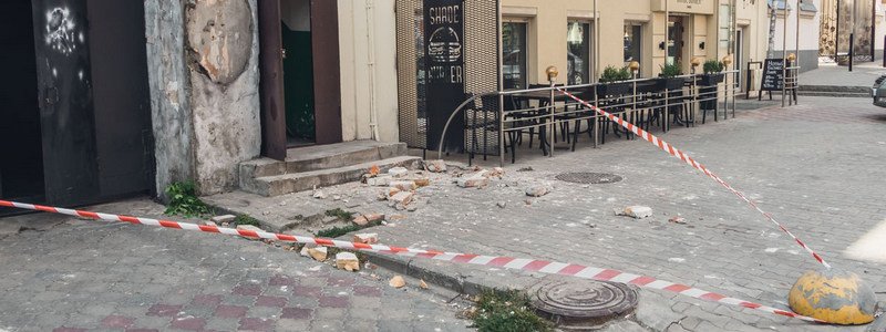 На улице Шевченко, возле Екатеринославского бульвара, обрушился фасад