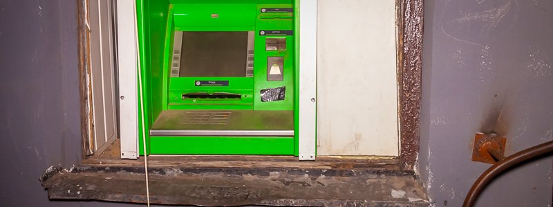 В Днепре разбили витрину магазина и взорвали банкомат ПриватБанка