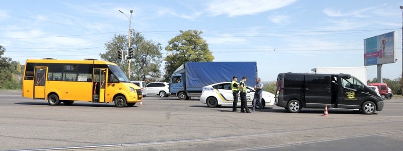 В Днепре столкнулись Renault и маршрутка № 101: пострадала девушка