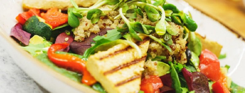 Полезные и вкусные рецепты: как приготовить салат с жареным халуми, киноа и овощами