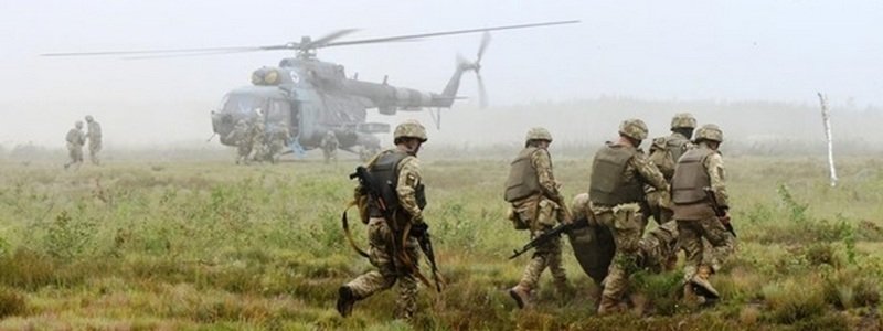 В Днепр вертолетом эвакуировали двух бойцов