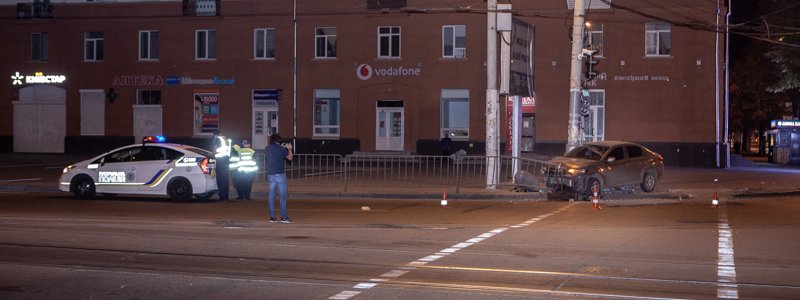В центре Днепра Citroen снес забор и выехал на пешеходную аллею