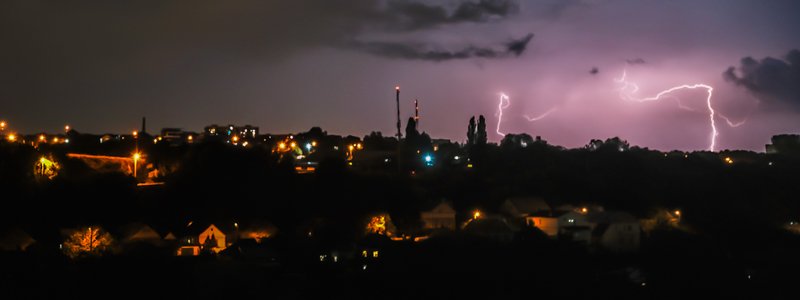 Днепр разразился громом: как выглядит ночной город в свете молний