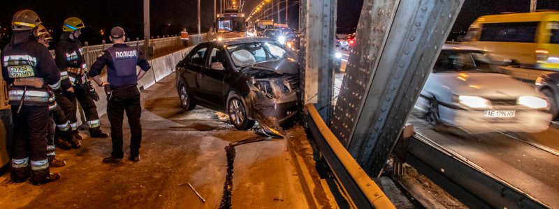 В Днепре автомобиль въехал в опору и парализовал движение на Амурском мосту