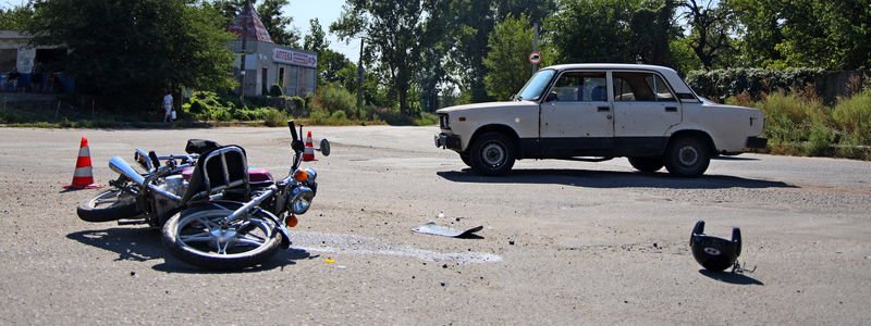 В Днепре на Передовой столкнулись ВАЗ и мотоцикл: мужчину забрала скорая