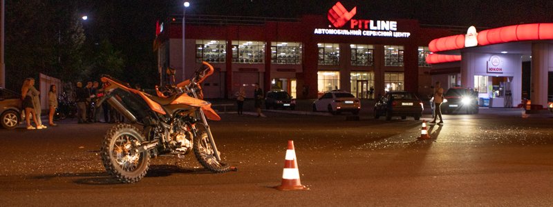 В Днепре на Набережной Победы столкнулись Opel и мотоцикл: мужчину забрала скорая