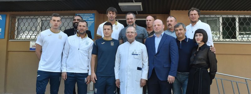 В Днепре сборная Украины по футболу проведала раненых воинов в больнице Мечникова