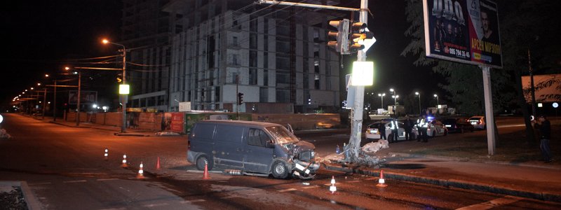 В Днепре на Запорожском шоссе Mercedes Vito снес столб