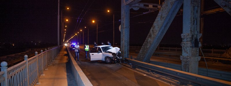 В Днепре на Амурском мосту Daewoo влетел в металлическую опору: водитель госпитализирован