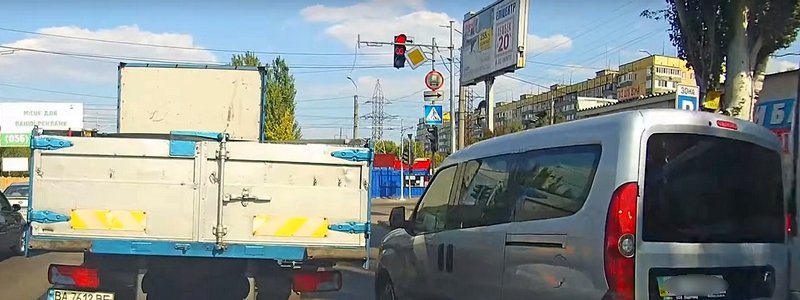 В Днепре парень прокатился на капоте Fiat и сбежал: видео момента аварии