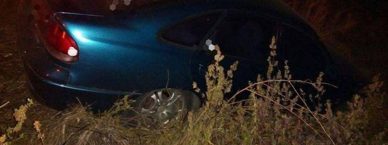 В Днепре водитель Mazda "убегал" от патрульных и вылетел в кювет