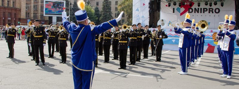 "Битва хоров" и фестиваль духовых оркестров: в центре Днепра празднуют День города