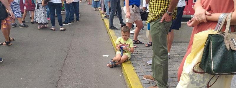 В Днепре люди больше часа ждали карнавал: детям стало плохо из-за жары