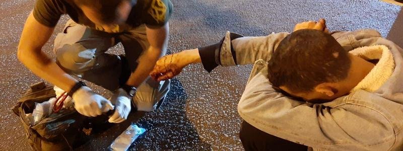 В Днепре участника поножовщины возле "МОСТ-Сити" задержали, когда он обратился к медикам