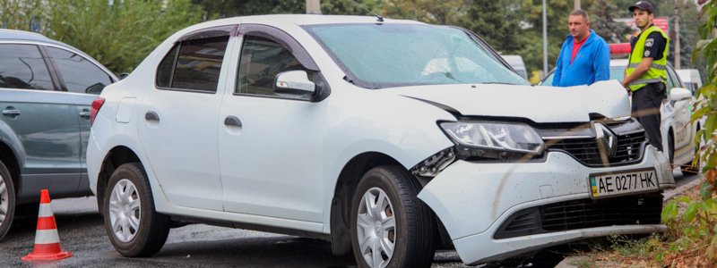 В Днепре на Березинке столкнулись Renault и грузовик: пострадавший в тяжелом состоянии