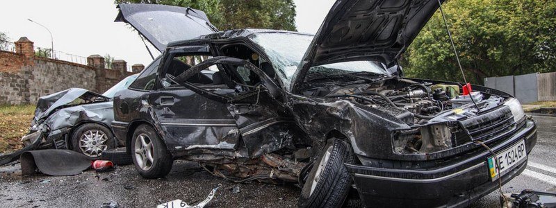 В Днепре на Криворожской Opel ушел в занос и врезался в Daewoo: видео момента аварии