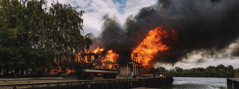 Пожар на набережной Победы в Днепре: появились фото и видео