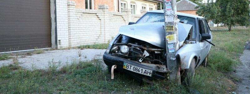 В Днепре на Игрени «Москвич» влетел в столб: водитель утверждает, что за рулем был ребенок