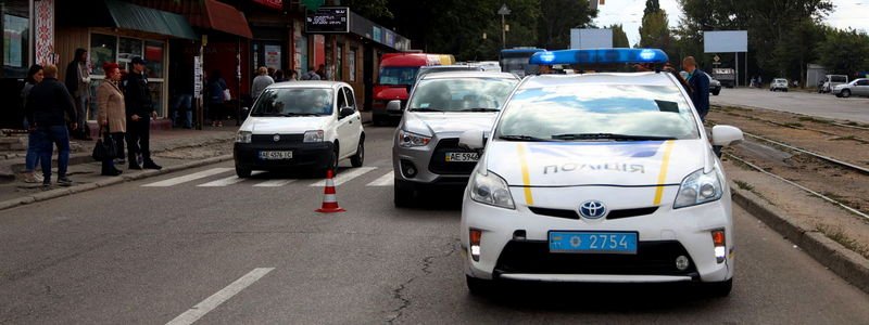В Днепре на проспекте Мазепы Mitsubishi сбил мужчину с 2-летним ребенком