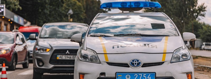 В Днепре на проспекте Ивана Мазепы Mitsubishi сбил мужчину с 2-летним ребенком: видео момента аварии