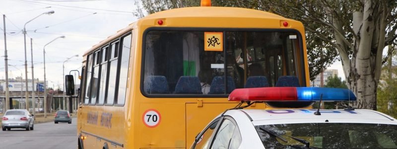 В Днепре школьный автобус с детьми сбил мужчину: полиция ищет свидетелей аварии