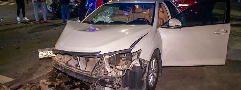 В Днепре на Вернадского Volkswagen на еврономерах влетел в Toyota: один человек госпитализирован