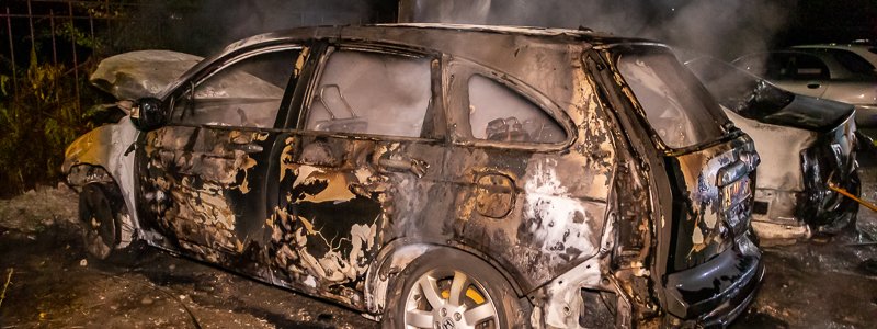 В Днепре на ж/м Красный Камень дотла сгорели два автомобиля