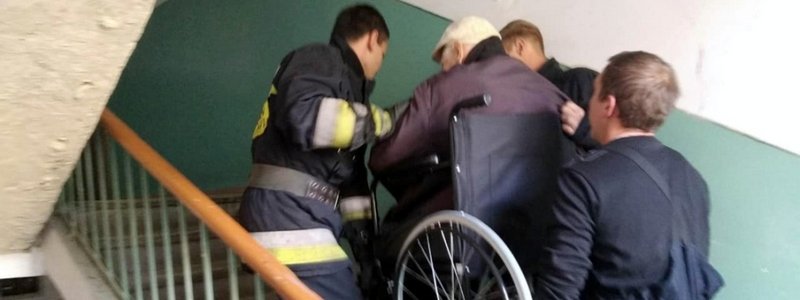 В Днепре из-за сломанного лифта мужчина на инвалидной коляске не мог попасть домой