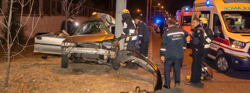 В Днепре на Набережной Заводской Opel на еврономерах влетел в столб: водитель погиб