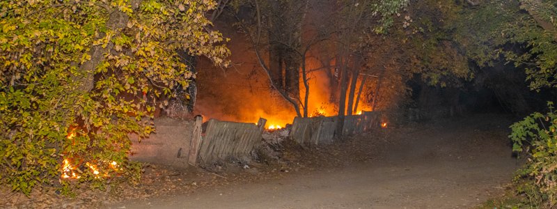 В Днепре на улице Котляревского горел мусор: дым окутал весь район