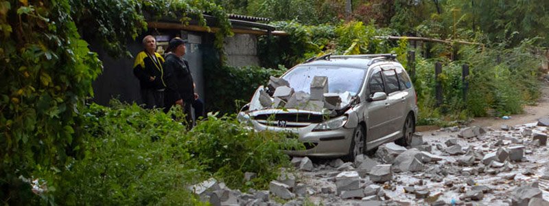 В Днепре на Мандрыковской стена новостройки рухнула на припаркованный автомобиль
