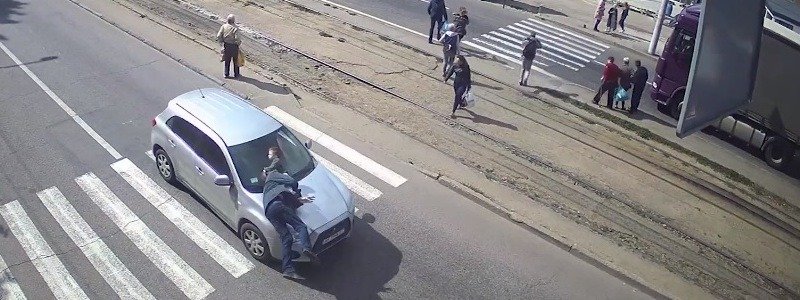 В Днепре на проспекте Мазепы Mitsubishi сбил мужчину с 2-летним ребенком: видео момента аварии