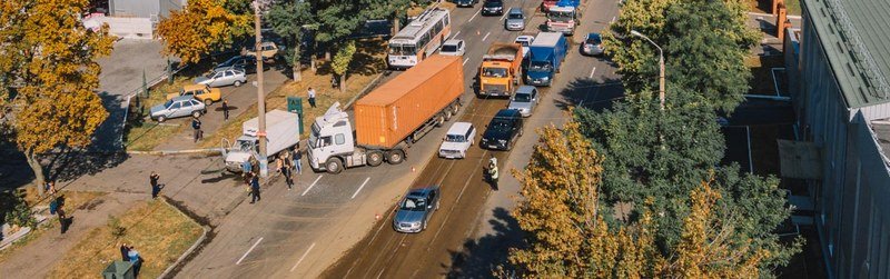 В Днепре "ГАЗель" столкнулась с грузовиком и влетела в столб: полиция ищет свидетелей