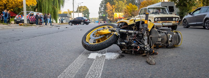 В Днепре на Метростроевской Daewoo столкнулся с мотоциклом: пострадал случайный прохожий