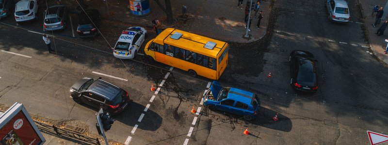 В центре Днепра столкнулись Renault и маршрутка № 87А: пострадала женщина