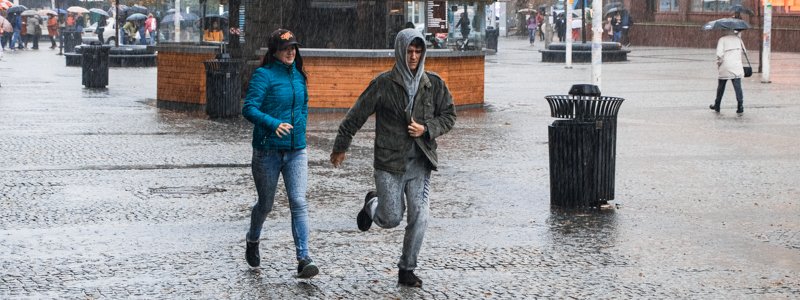 Днепр в лицах, которые не видно под зонтом: какое настроение у жителей Днепра в этот гадкий день