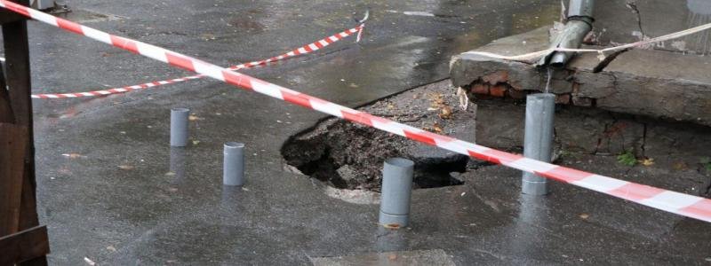 В центре Днепра перекрыли дороги из-за вероятности обрушения здания общежития