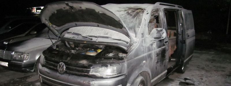 В Днепре на парковке подожгли Volkswagen Transporter