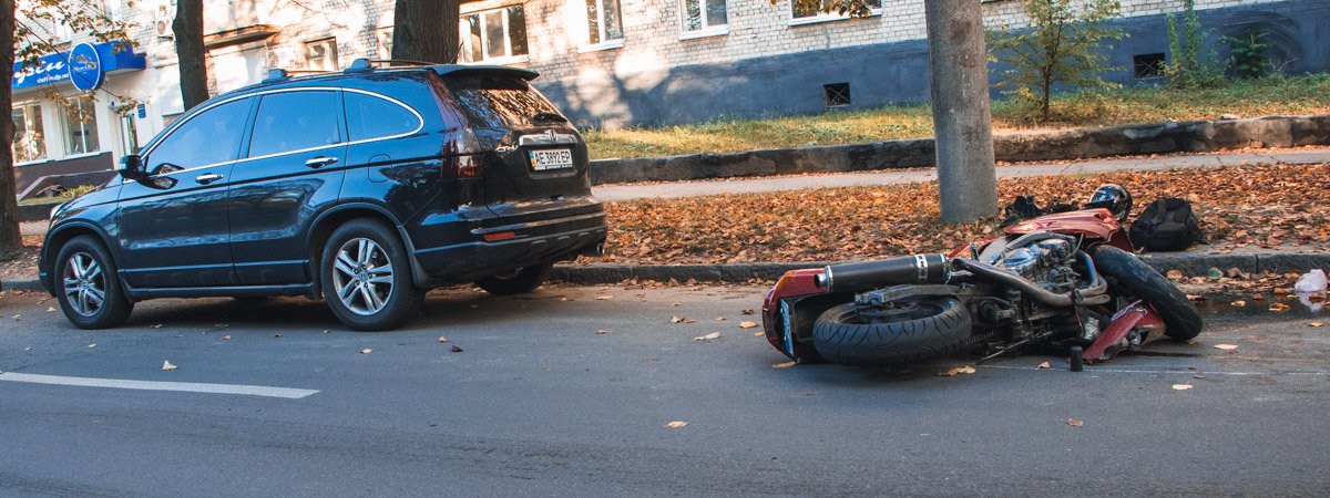 В Днепре возле ДНУ столкнулись Honda и мотоцикл: на дорогу разлилось масло