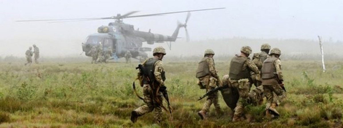 В Днепр вертолетом эвакуировали бойца в тяжелом состоянии